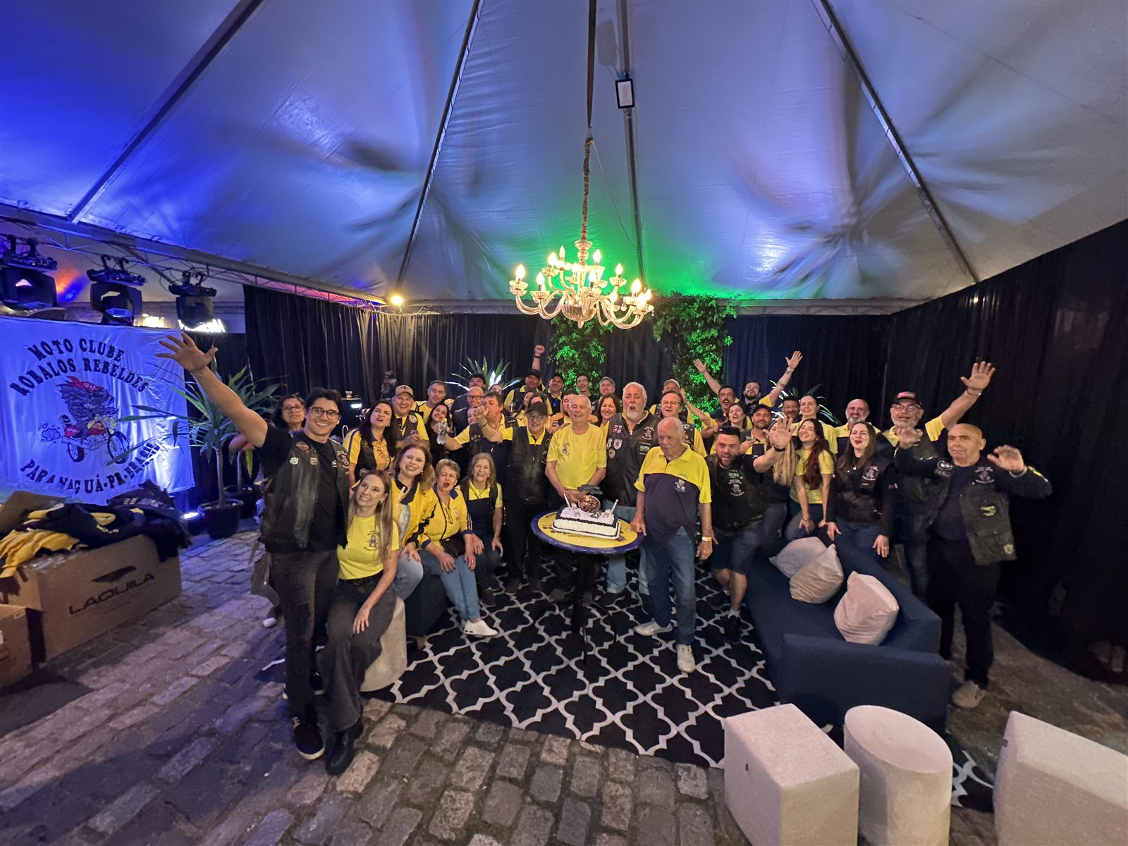 Membros e famílias do Moto Clube Robalos Rebeldes® reunidos em confraternização de aniversário do clube