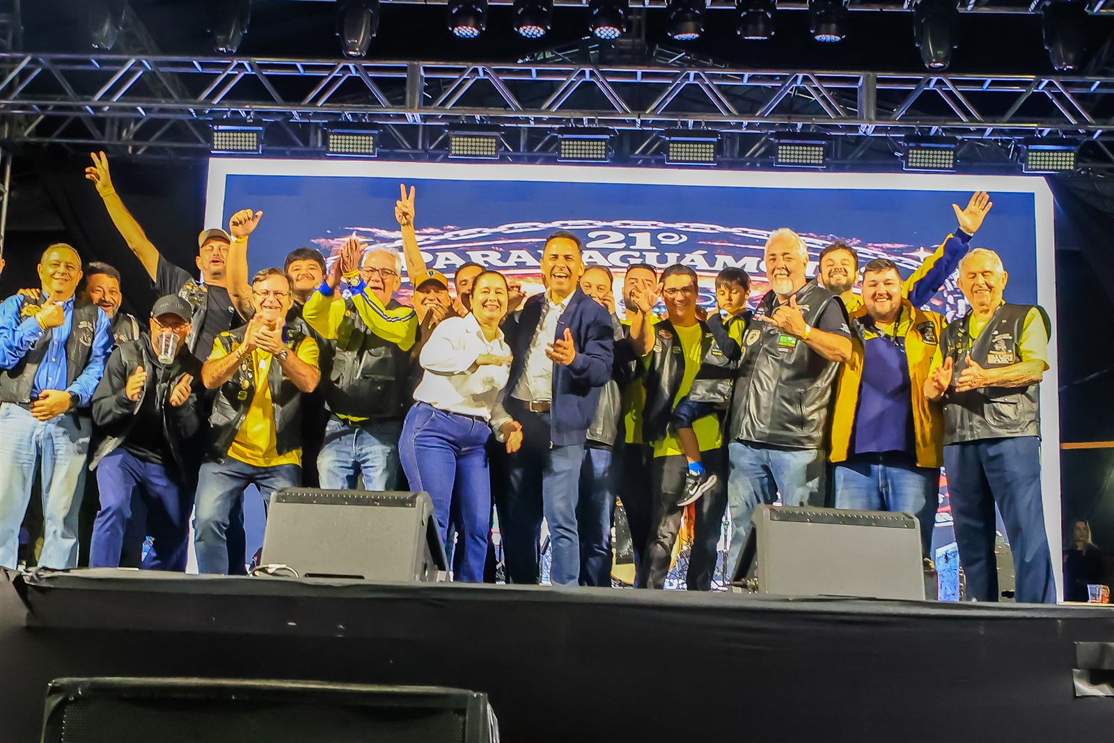 Integrantes do clube e convidados no palco do 21º Paranaguámotos®